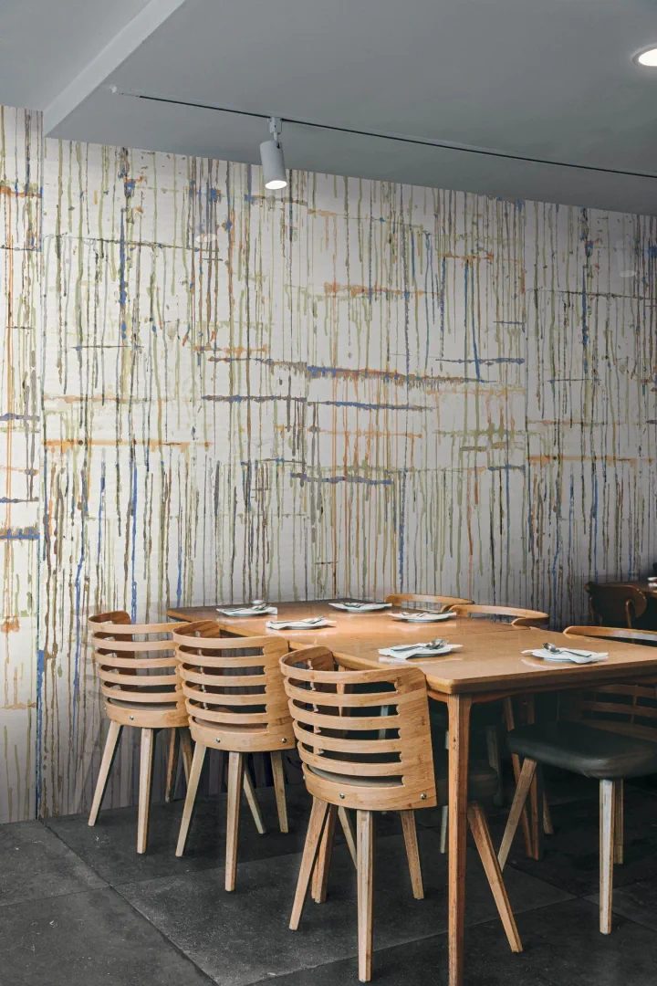 Gres Flaviker ART WALLS efekt tapeta - aranzacja w strefie dziennej z duzymi przeszkleniami