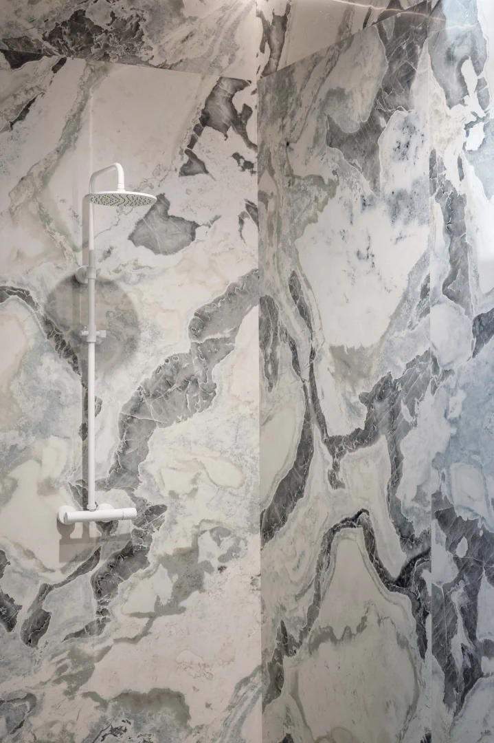Gres Flaviker SUPREME HEDONISM efekt marmur - aranzacja w eleganckiej lazience