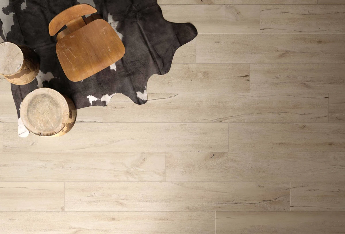 Gres Flaviker COZY efekt drewno - aranzacja w nowoczesnym salonie