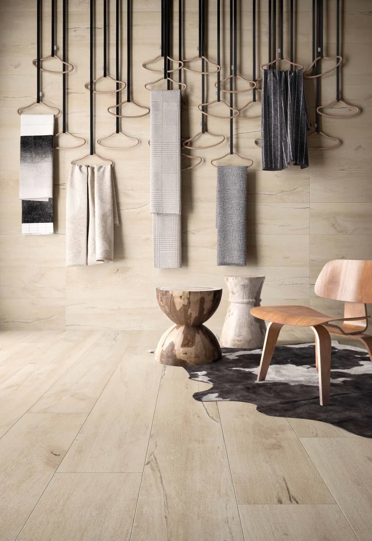 Gres Flaviker COZY efekt drewno - aranzacja w przestronnym holu