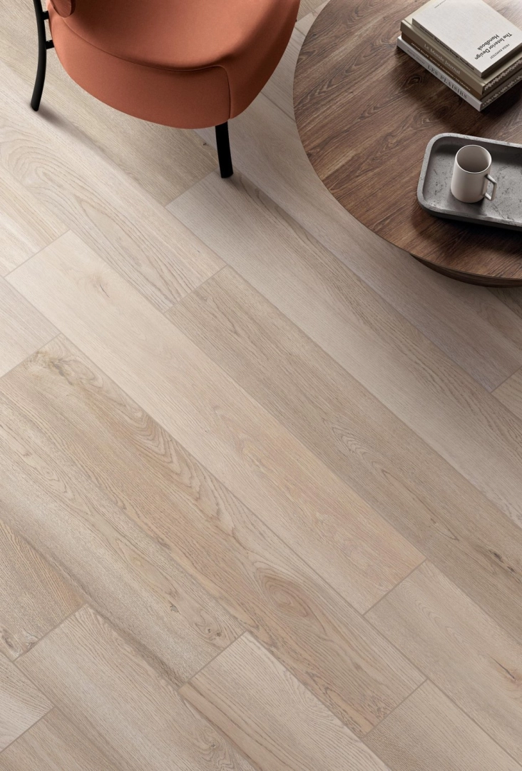 Gres Flaviker FOUR SEASONS efekt drewno - aranzacja w przestronnym holu