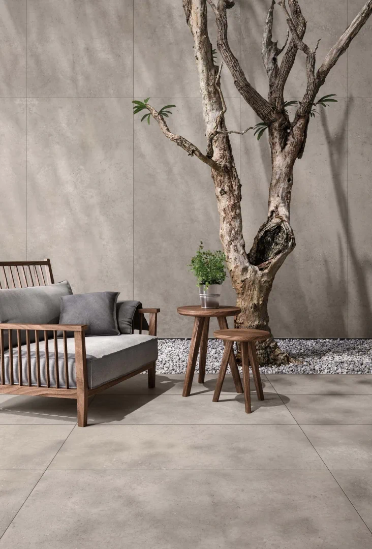 Gres Flaviker HYPER efekt beton - aranzacja w korytarzu z naturalnym swiatlem