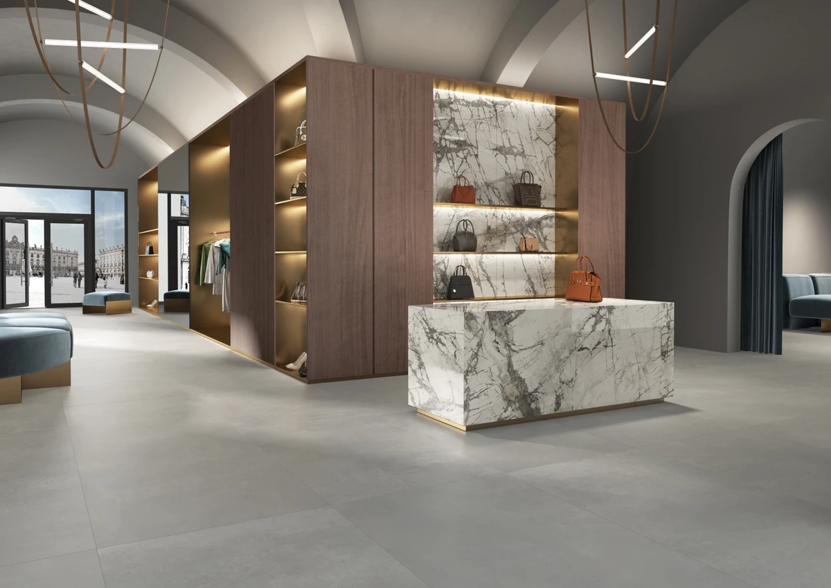 Gres Fmg HIGHWAY MAXFINE efekt beton - aranzacja w przestronnym holu