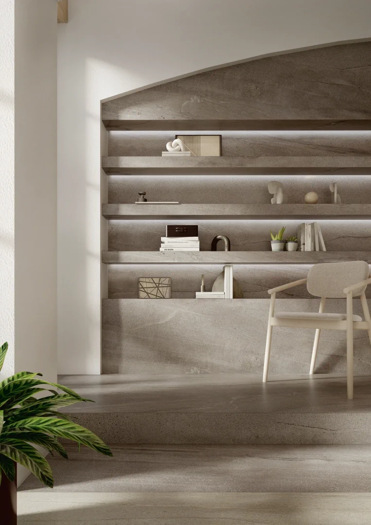 Gres Fmg MARBLE ACTIVE efekt marmur - aranzacja w korytarzu z naturalnym swiatlem