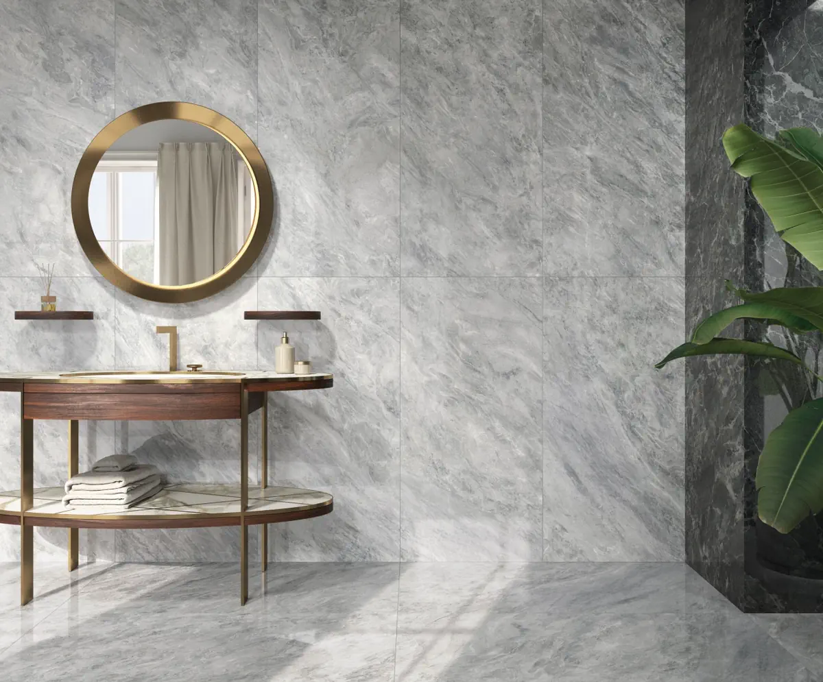 Gres Fmg SELECT efekt marmur - aranzacja w korytarzu z naturalnym swiatlem