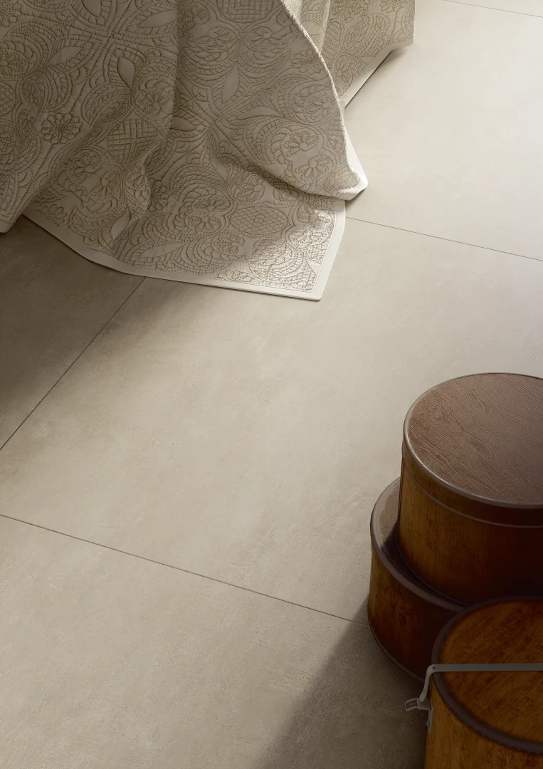 Gres Fmg URBAN ACTIVE efekt beton - aranzacja w korytarzu z naturalnym swiatlem