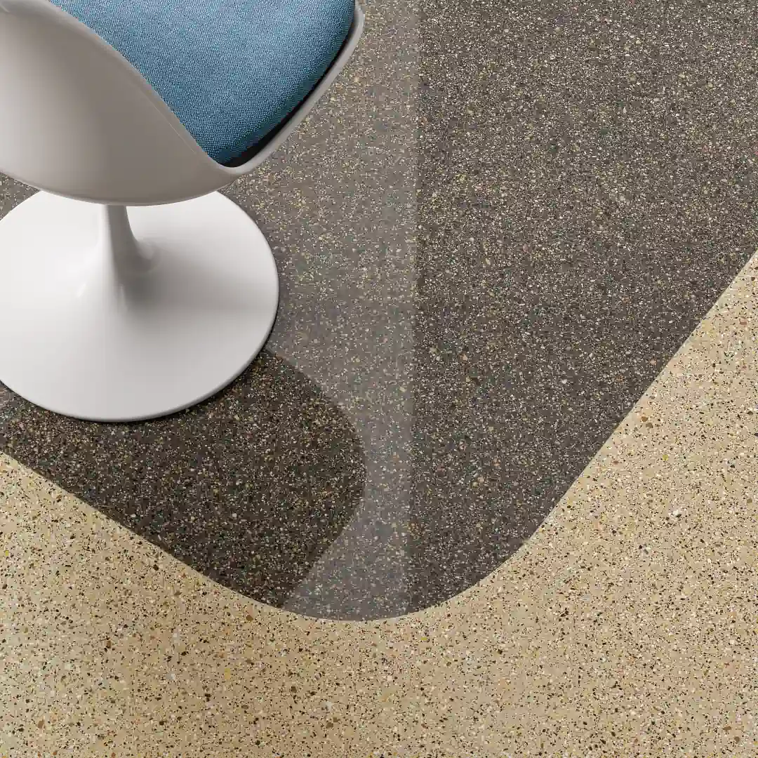 Gres Fmg PALLADIO efekt terrazzo - aranzacja w korytarzu z naturalnym swiatlem