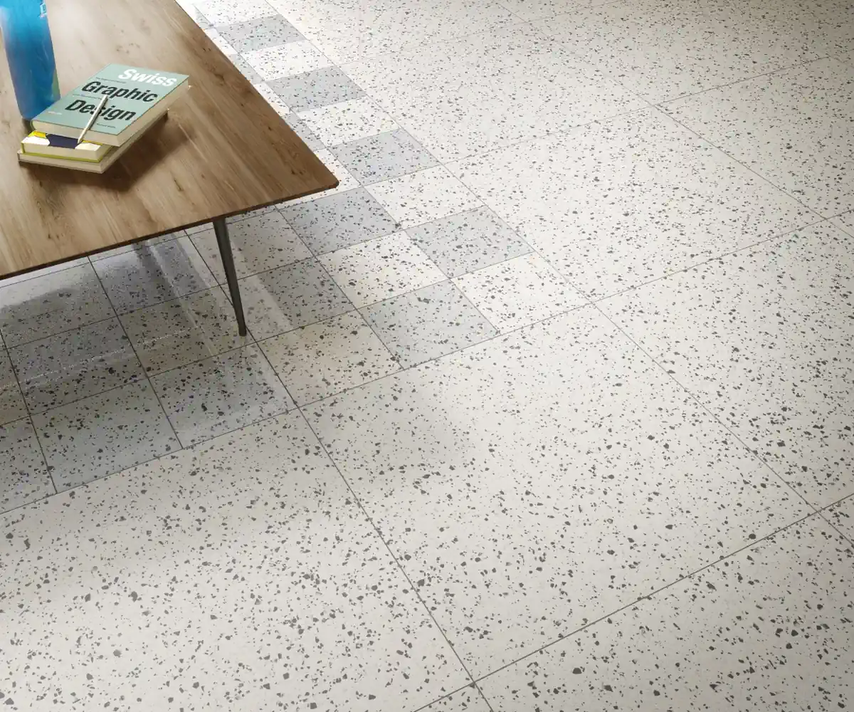 Gres Fmg RIALTO efekt terrazzo - aranzacja w korytarzu z naturalnym swiatlem