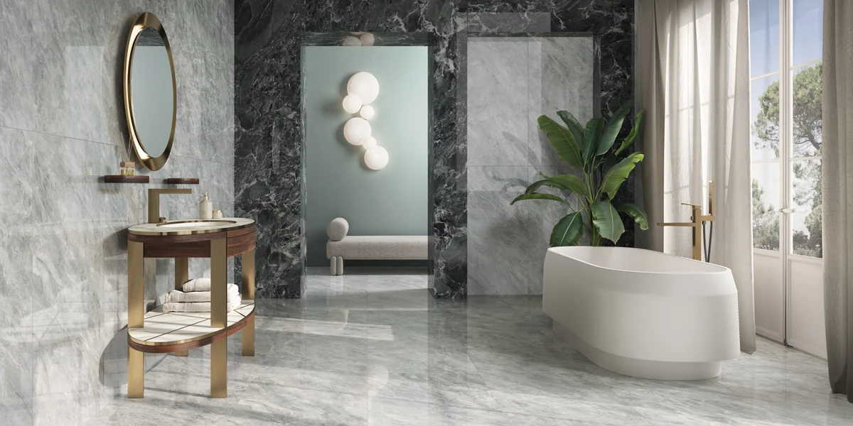 Gres Fmg SELECT efekt marmur - aranzacja w korytarzu z naturalnym swiatlem