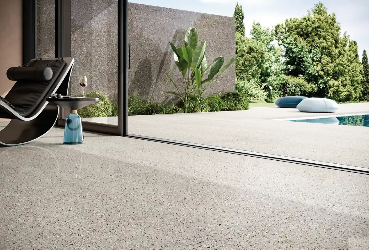 Gres Fmg PALLADIO efekt terrazzo - aranzacja w przy kominku