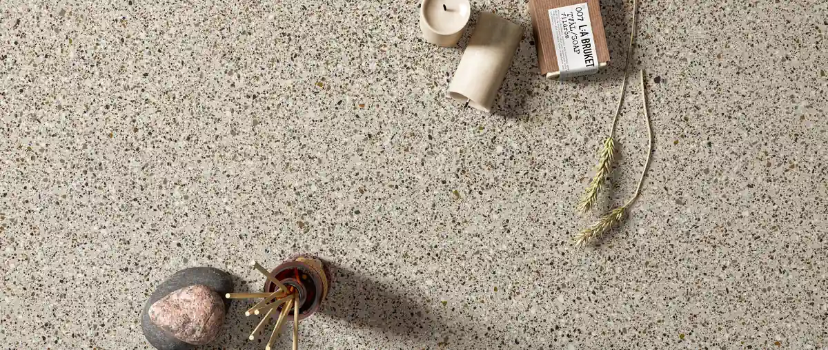 Gres Fmg PALLADIO efekt terrazzo - aranzacja w przestronnym holu