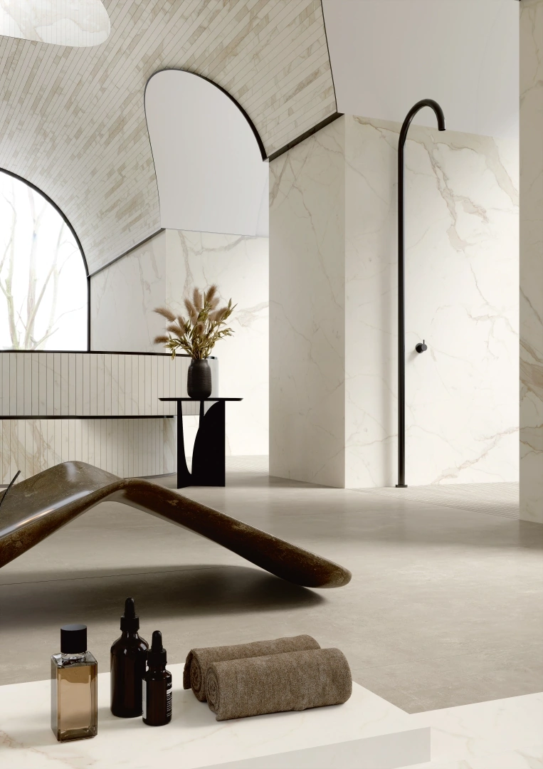 Gres Fmg MARBLE ACTIVE efekt marmur - aranzacja w korytarzu z naturalnym swiatlem