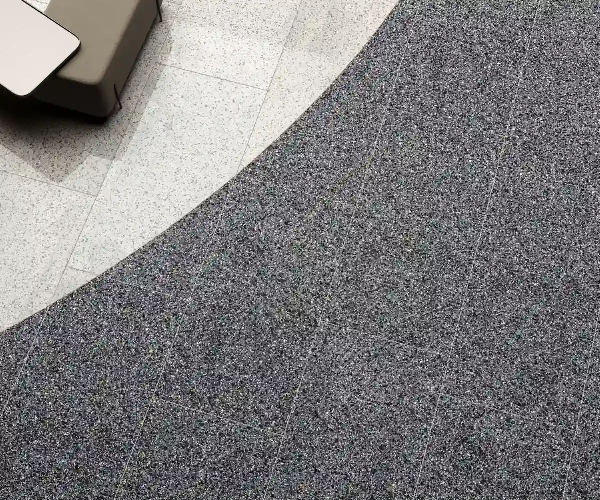 Gres Fmg RIALTO efekt terrazzo - aranzacja w korytarzu z naturalnym swiatlem