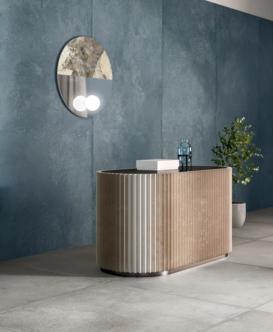 Gres Fondovalle PIGMENTO efekt beton - aranzacja w korytarzu z naturalnym swiatlem