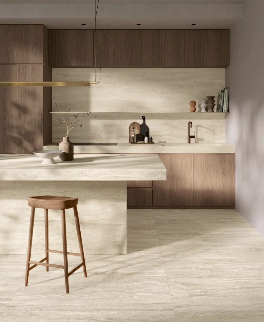 Gres Fondovalle ROYAL TRAVERTINO efekt marmur, - aranzacja w przestronnym holu