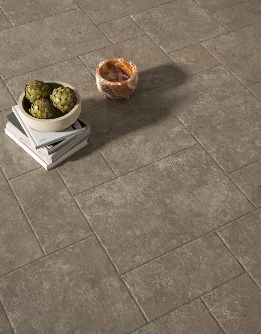 Gres Fondovalle ROYAL TRAVERTINO efekt marmur, - aranzacja w korytarzu z naturalnym swiatlem