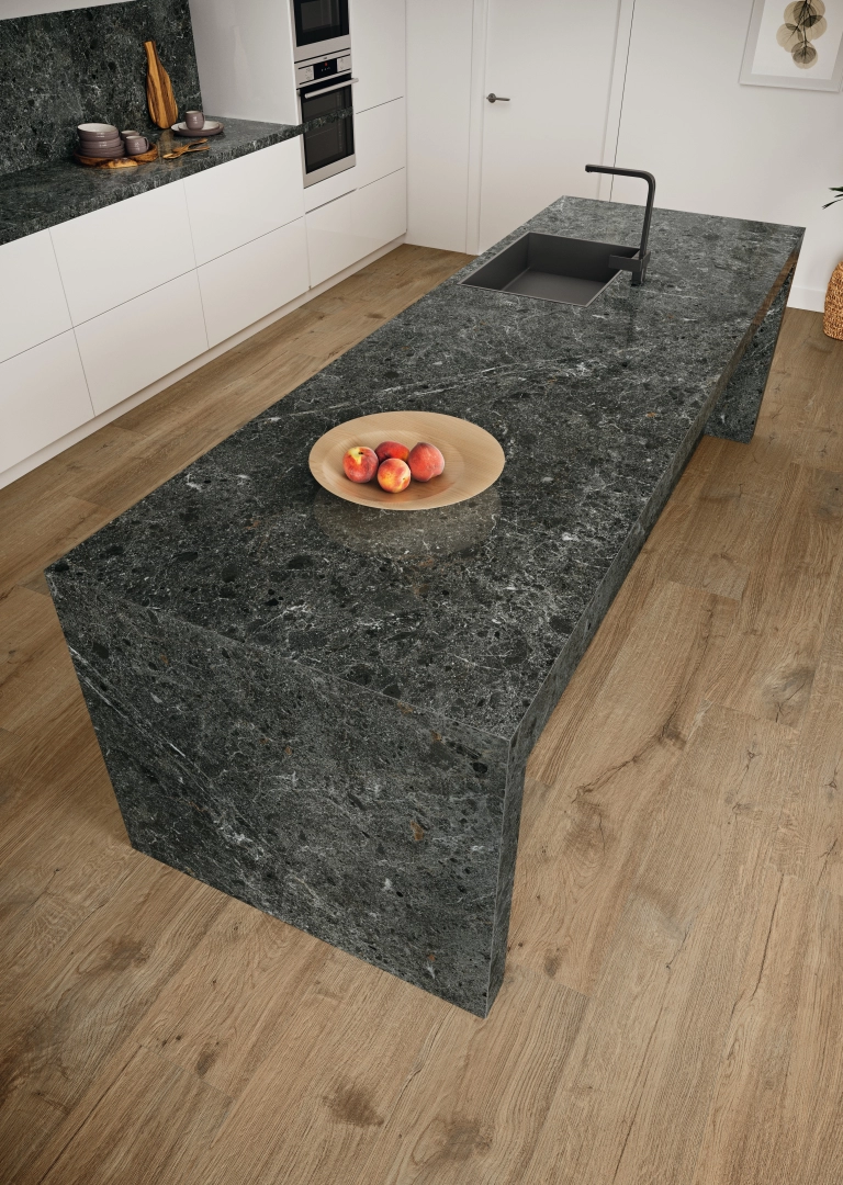 Gres Grespania ARTIC efekt terrazzo, marmur - aranzacja w strefie dziennej z duzymi przeszkleniami