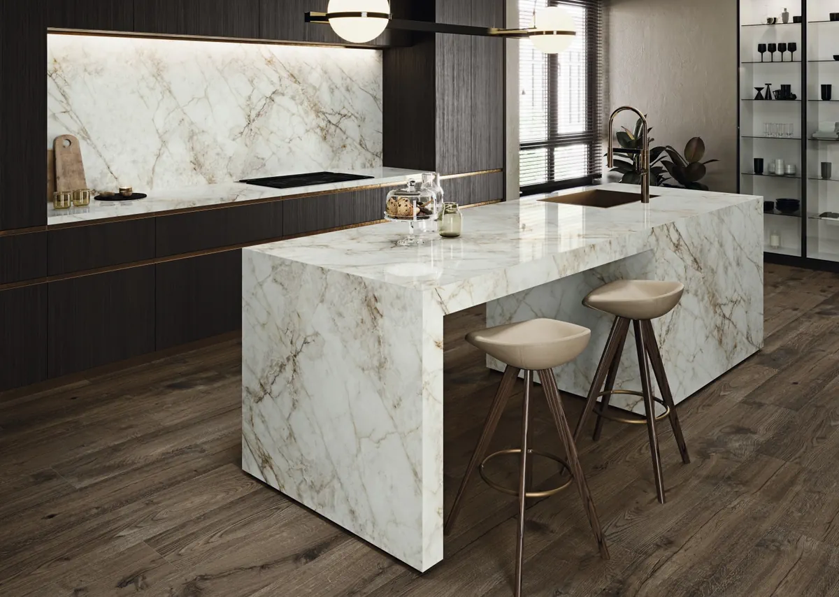 Gres Grespania CUARZO RENO efekt marmur - aranzacja w eleganckiej lazience