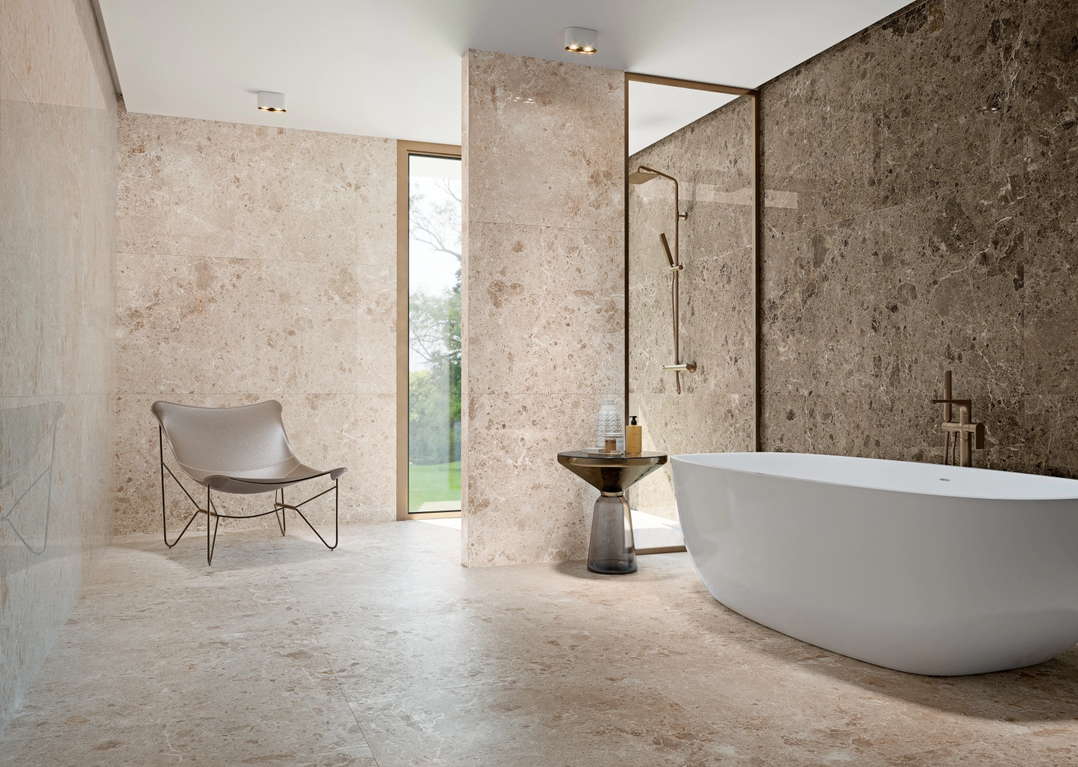 Gres Grespania ARTIC efekt terrazzo, marmur - aranzacja w korytarzu z naturalnym swiatlem