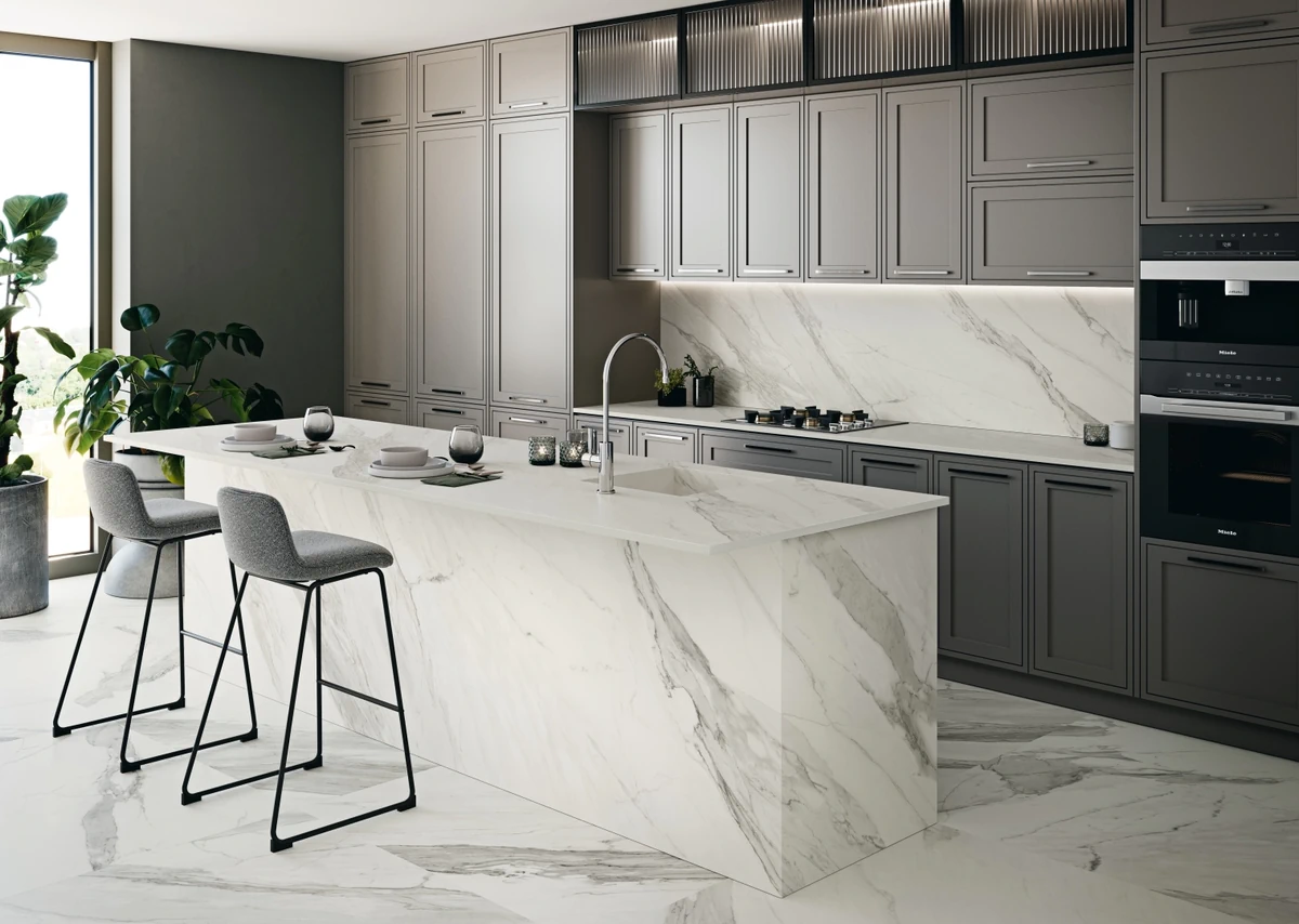 Gres Grespania CALACATA efekt marmur - aranzacja w eleganckiej lazience