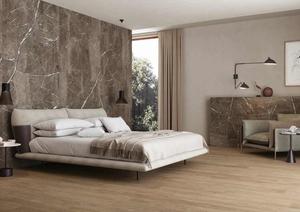 Gres Imola THE ROCK efekt marmur - aranzacja w korytarzu z naturalnym swiatlem
