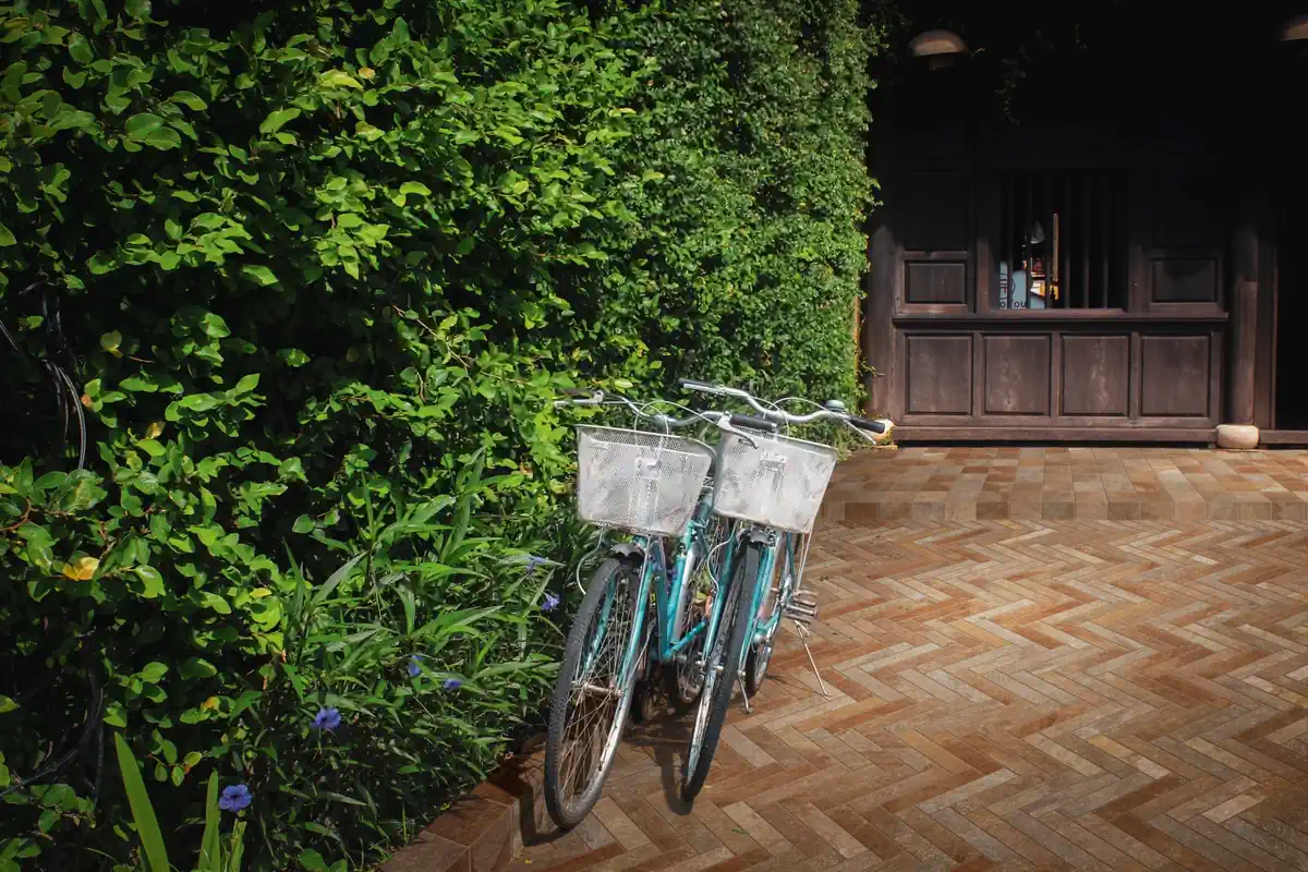 Gres Imola TRAIL efekt kamień - aranzacja w przestronnym holu