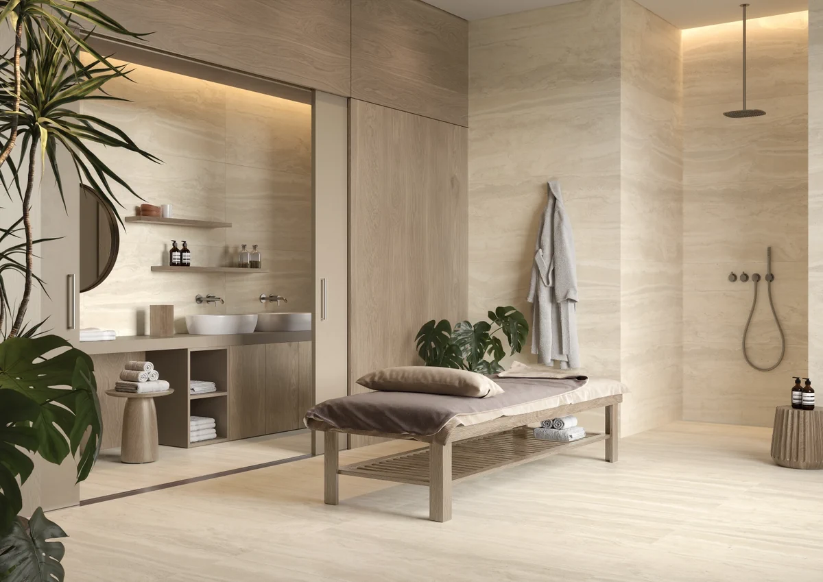 Gres Imola THE ROCK efekt marmur - aranzacja w korytarzu z naturalnym swiatlem