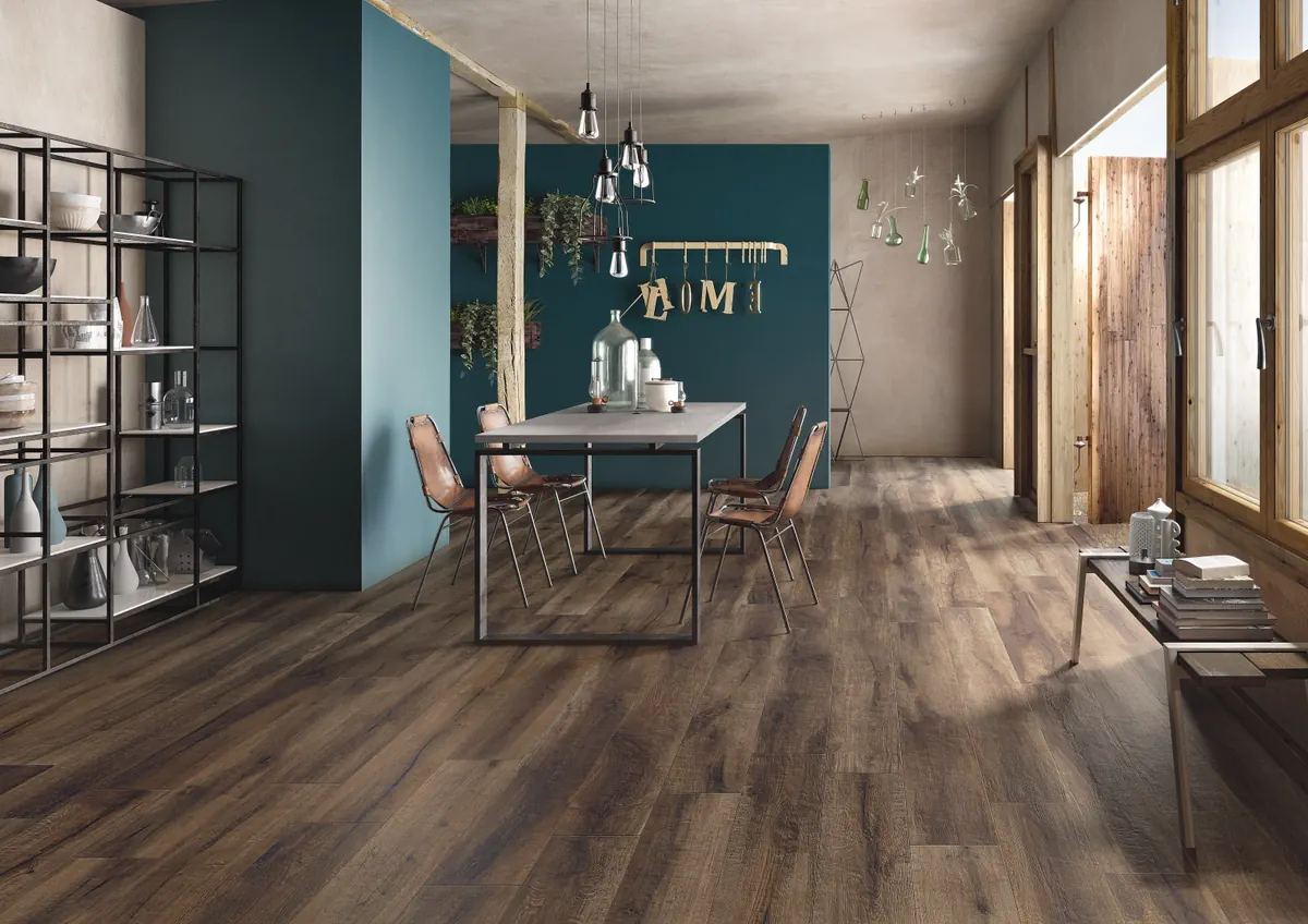 Gres Imola KUNI efekt drewno - aranzacja w korytarzu z naturalnym swiatlem