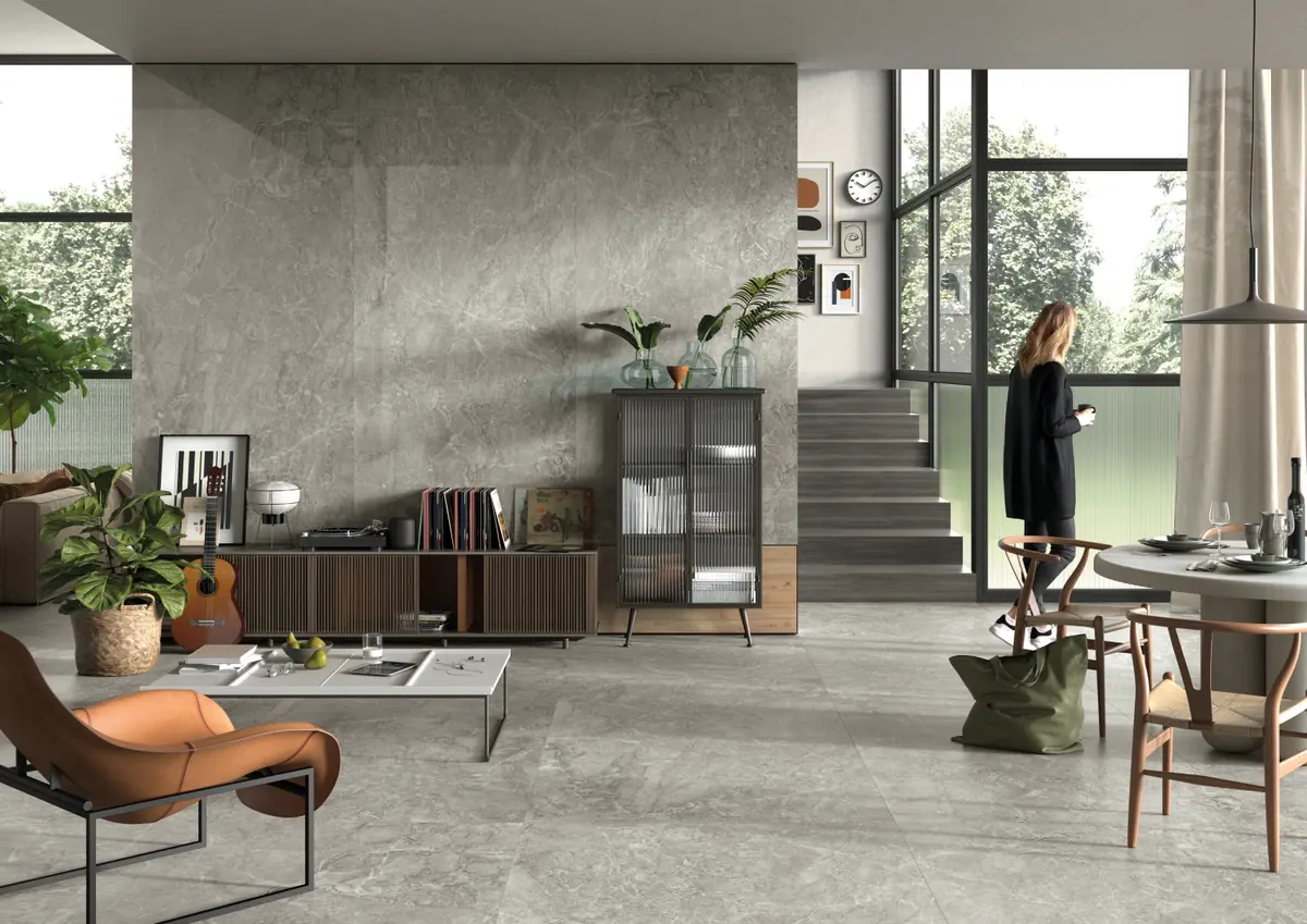 Gres Imola THE ROOM efekt marmur - aranzacja w korytarzu z naturalnym swiatlem