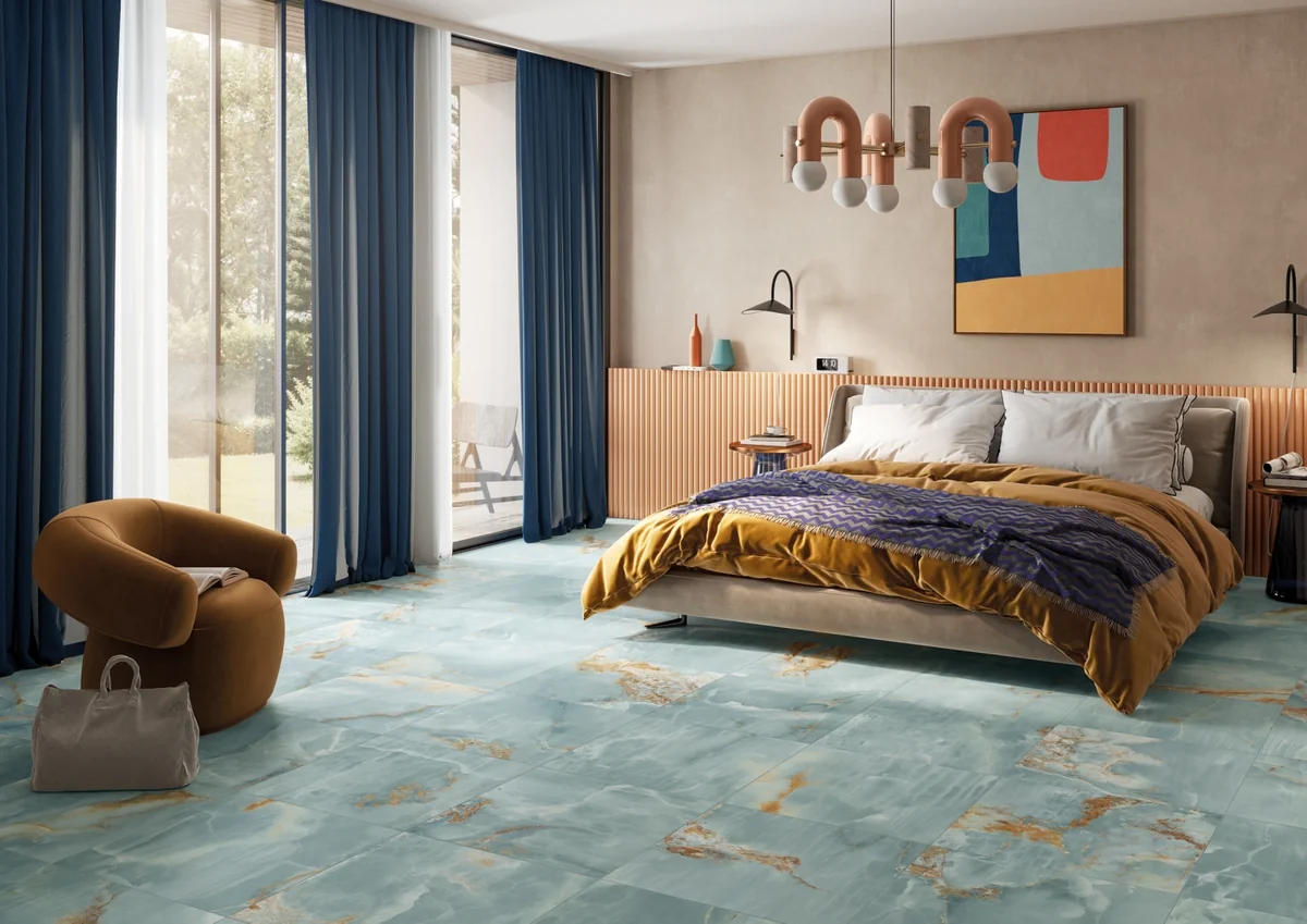 Gres Imola THE ROOM efekt marmur - aranzacja w korytarzu z naturalnym swiatlem