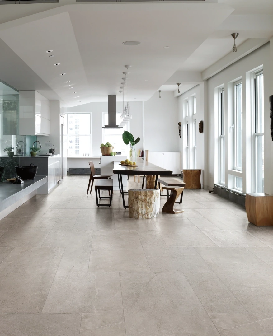 Gres Imola STONCRETE efekt kamień - aranzacja w przestronnym holu