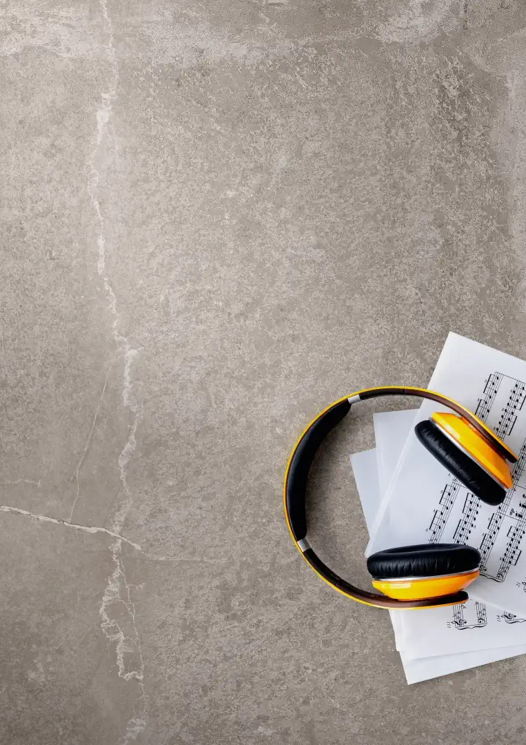 Gres Imola STONCRETE efekt kamień - aranzacja w nowoczesnym salonie