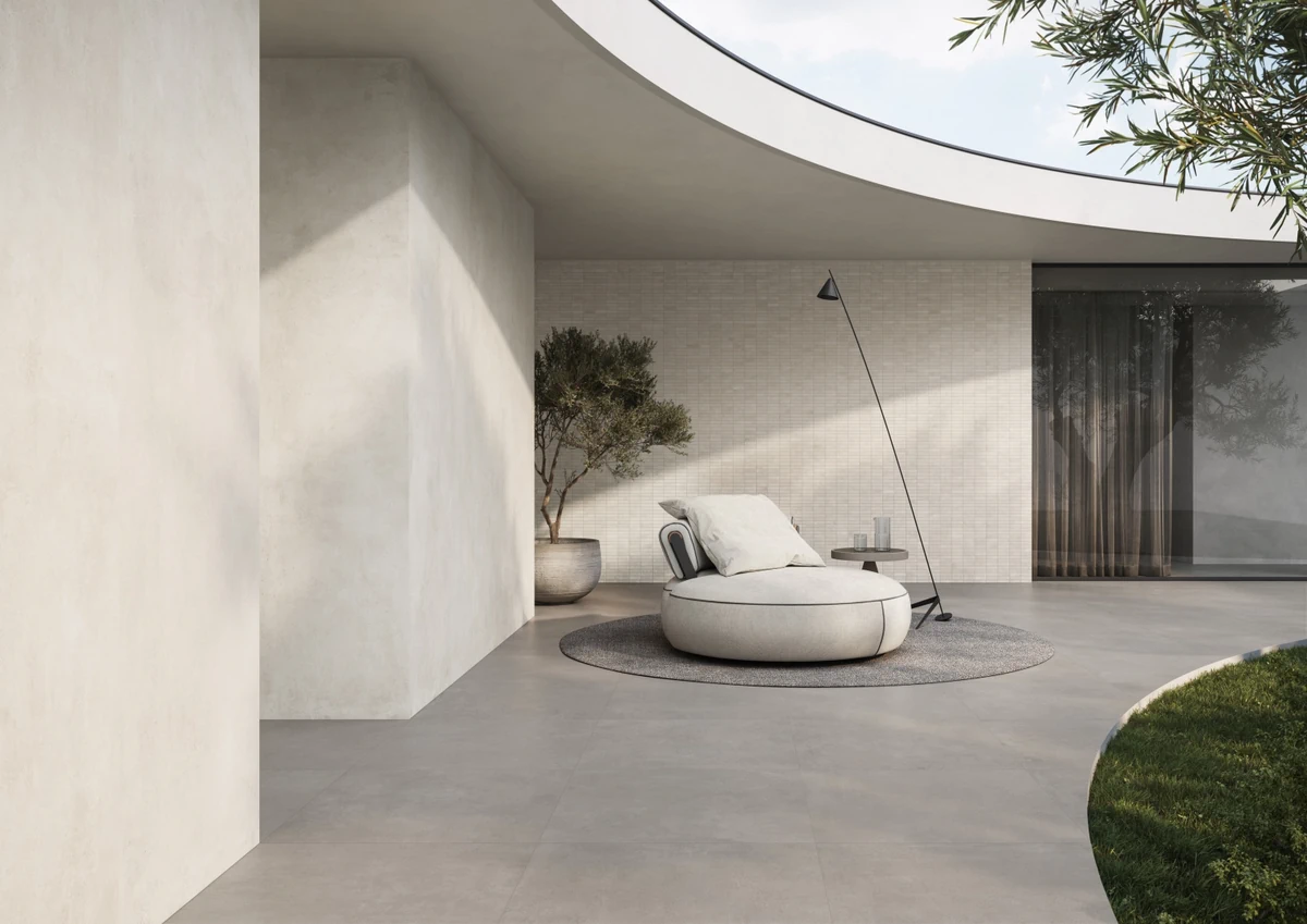 Gres Impronta CONCRETE efekt beton - aranzacja w przestronnym holu