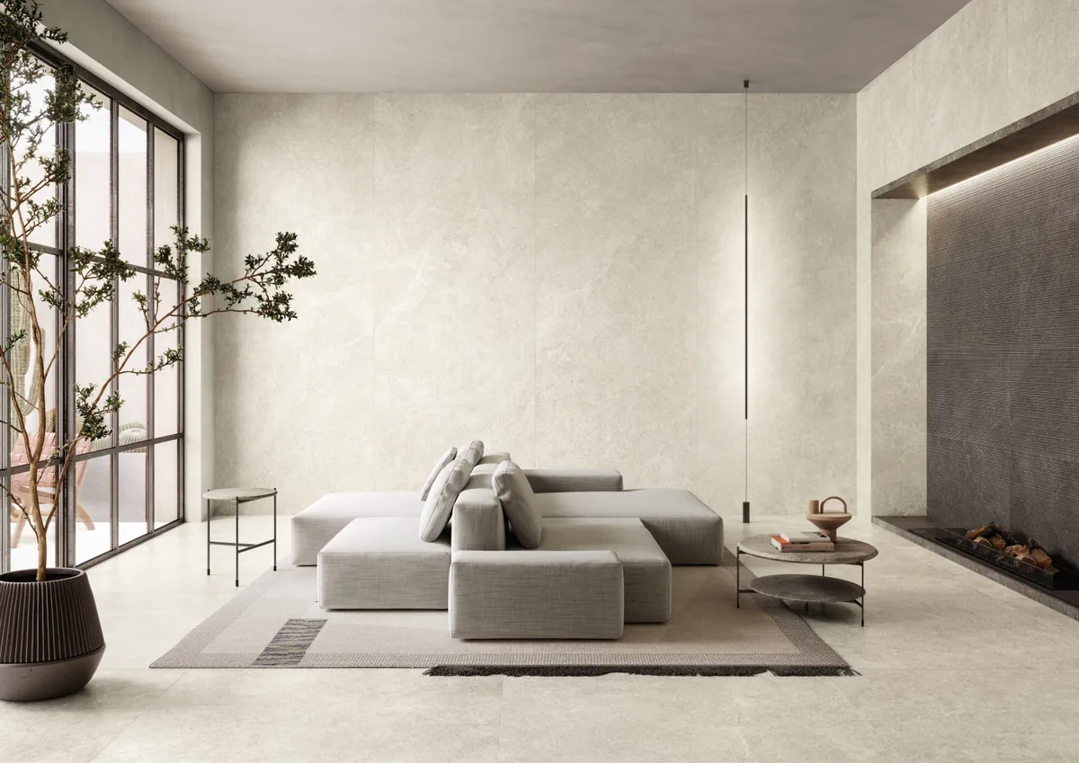Gres Impronta LIMESTONE efekt kamień - aranzacja w korytarzu z naturalnym swiatlem