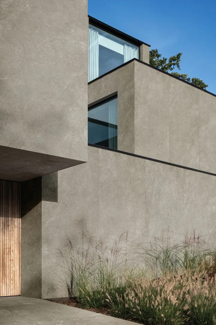 Gres Impronta LIMESTONE efekt kamień - aranzacja w przy kominku
