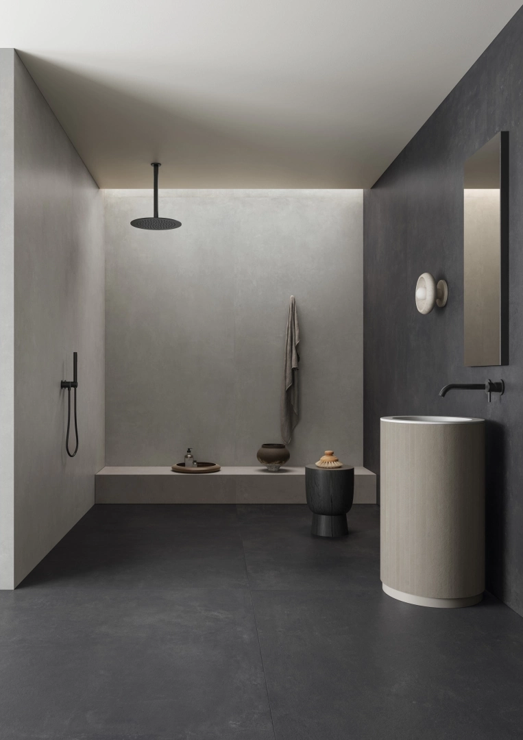 Gres Impronta CONCRETE efekt beton - aranzacja w korytarzu z naturalnym swiatlem