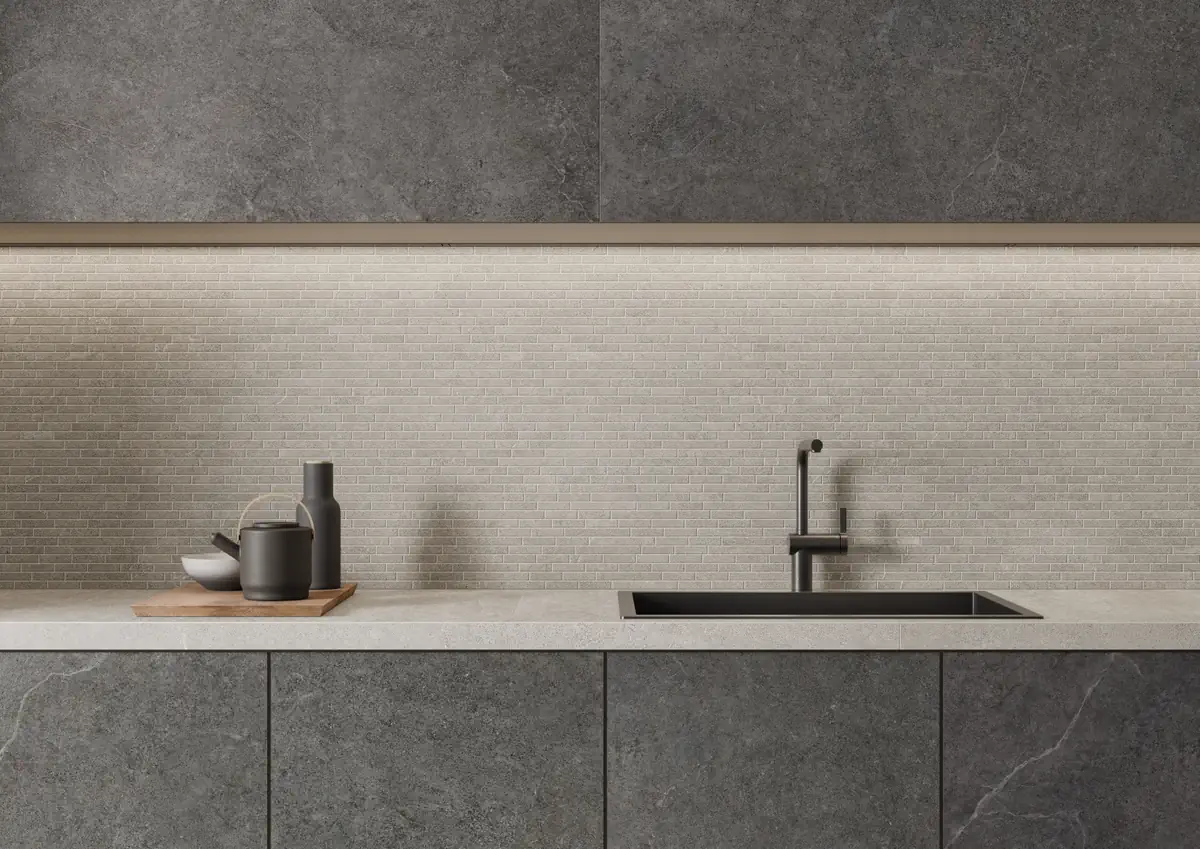Gres Impronta LIMESTONE efekt kamień - aranzacja w przestronnym holu
