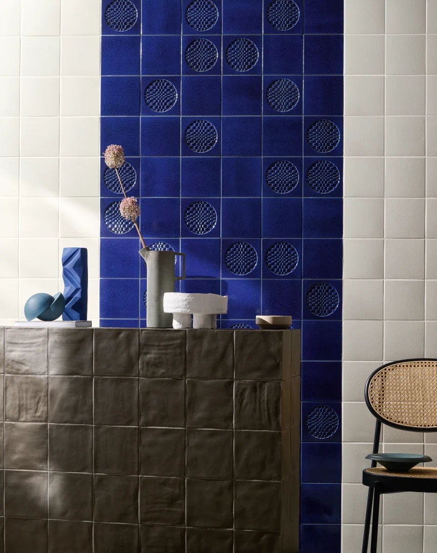 Gres Iris BOTTEGA D'ARTE CITTÀ DI FAENZA efekt kolor - aranzacja w eleganckiej lazience