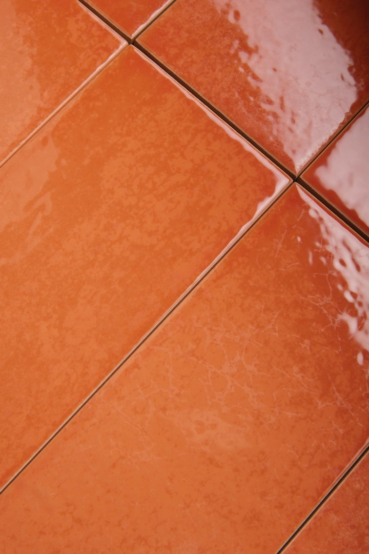 Gres Iris MAIOLICA efekt kolor - aranzacja w minimalistycznym wnetrzu