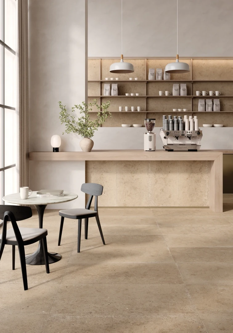 Gres Iris WHOLE STONE efekt kamień - aranzacja w korytarzu z naturalnym swiatlem