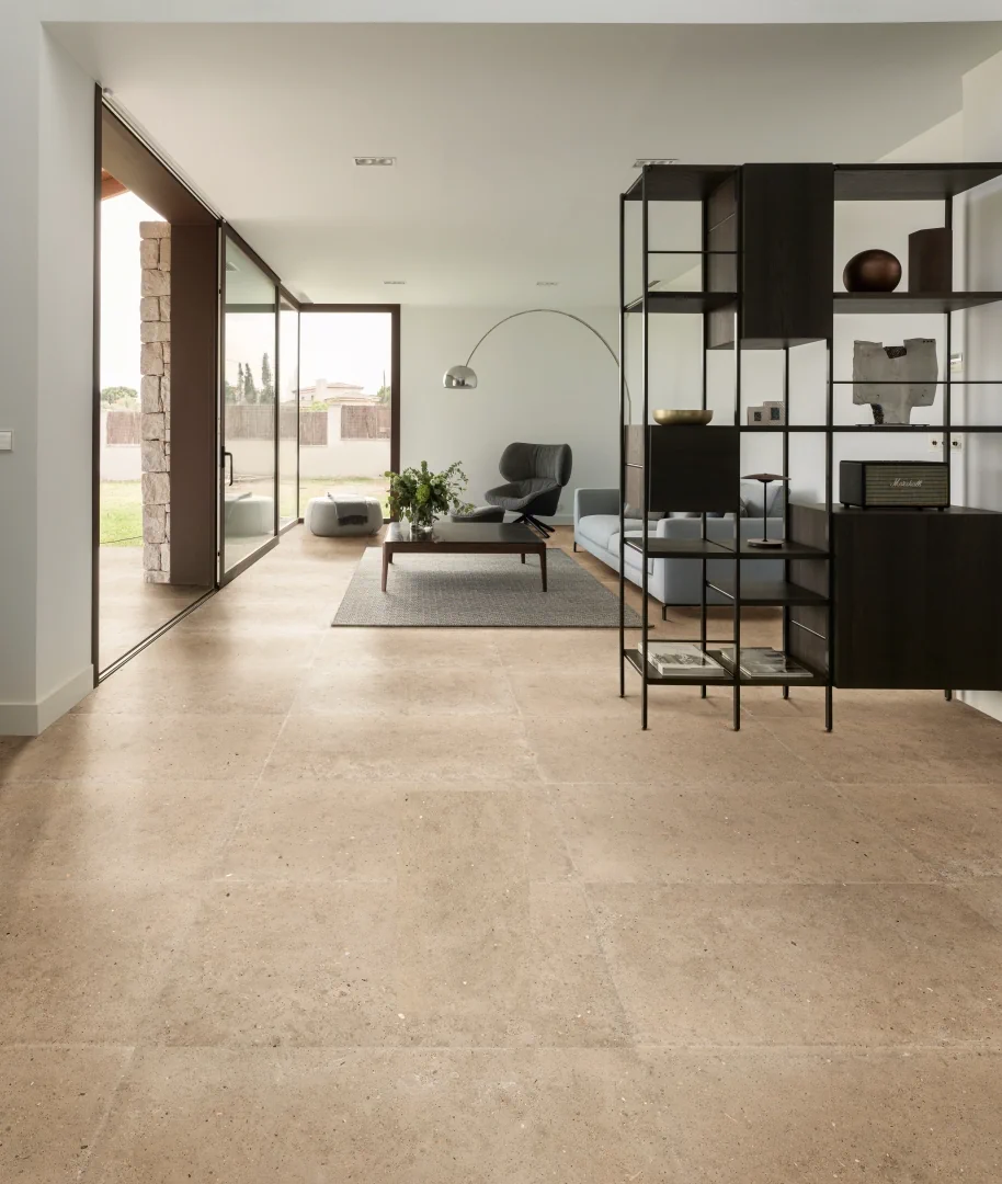 Gres Iris WHOLE STONE efekt kamień - aranzacja w minimalistycznym wnetrzu