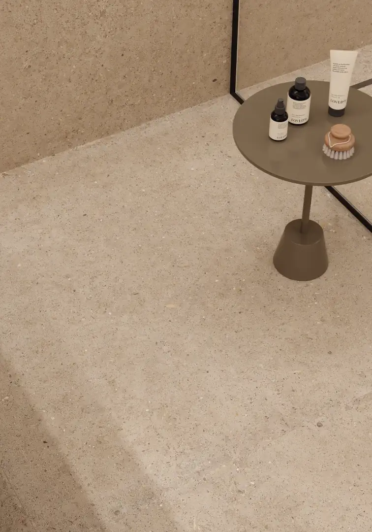 Gres Iris WHOLE STONE efekt kamień - aranzacja w strefie dziennej z duzymi przeszkleniami