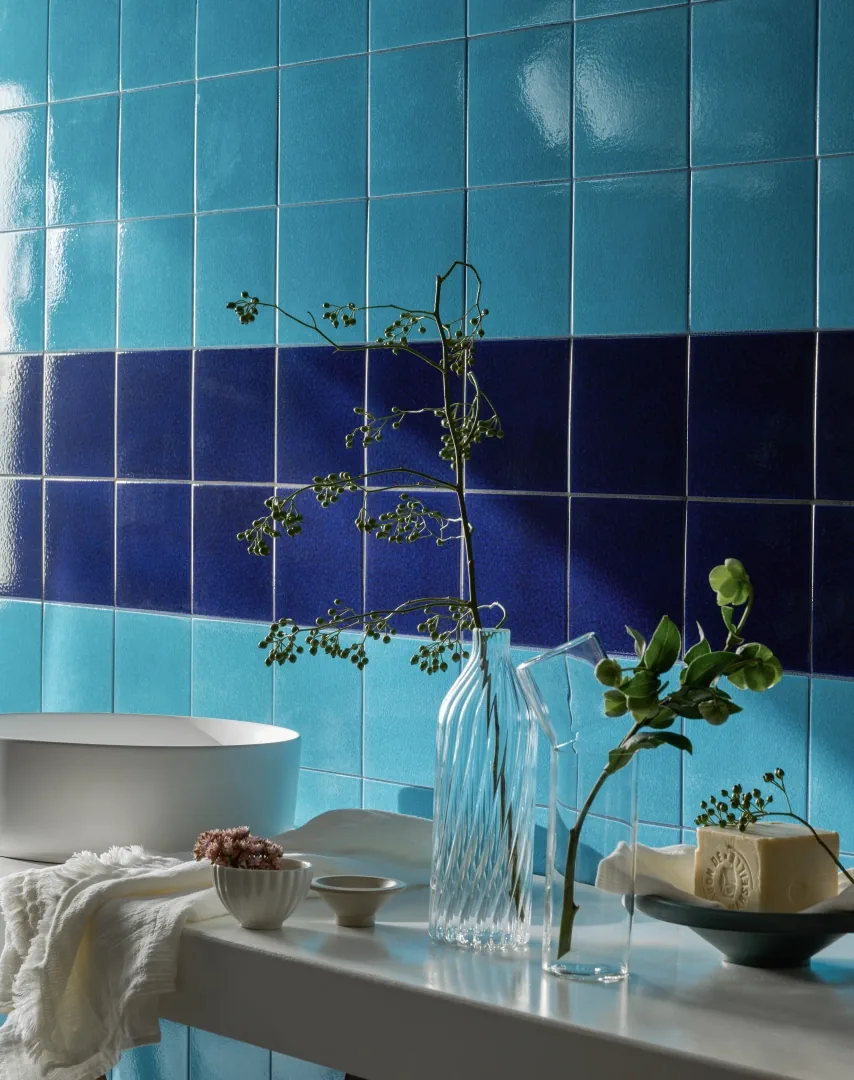 Gres Iris BOTTEGA D'ARTE CITTÀ DI FAENZA efekt kolor - aranzacja w eleganckiej lazience
