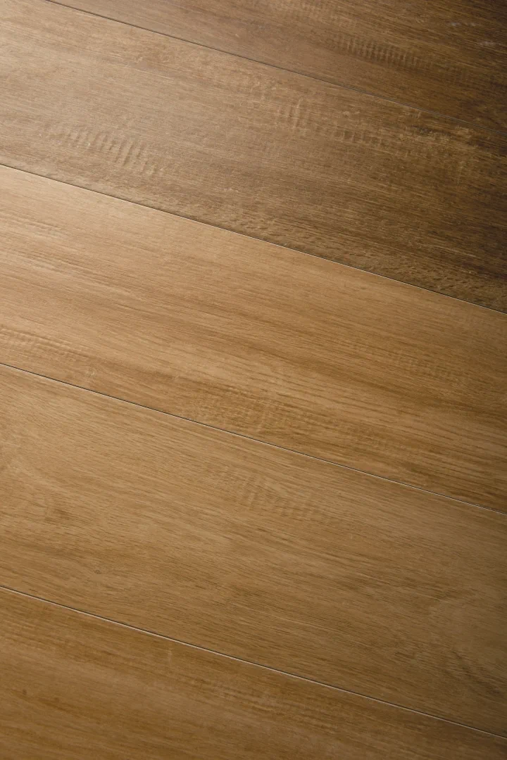 Gres Iris E-WOOD efekt drewno - aranzacja w korytarzu z naturalnym swiatlem