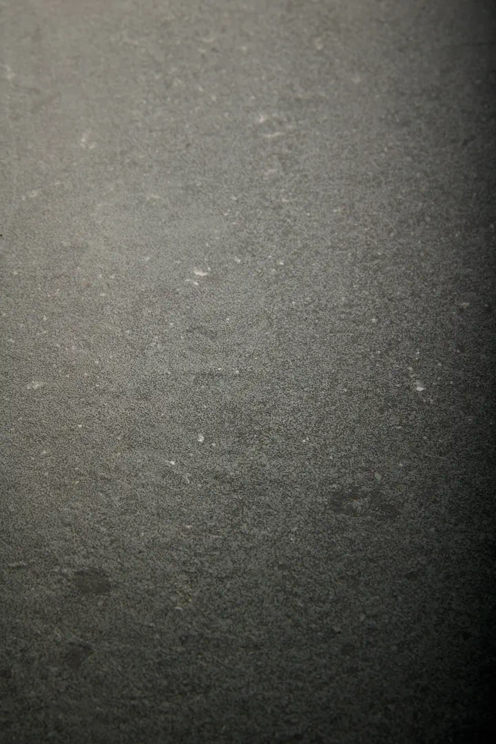 Gres Iris VICTORIAN STONE efekt kamień - aranzacja w korytarzu z naturalnym swiatlem