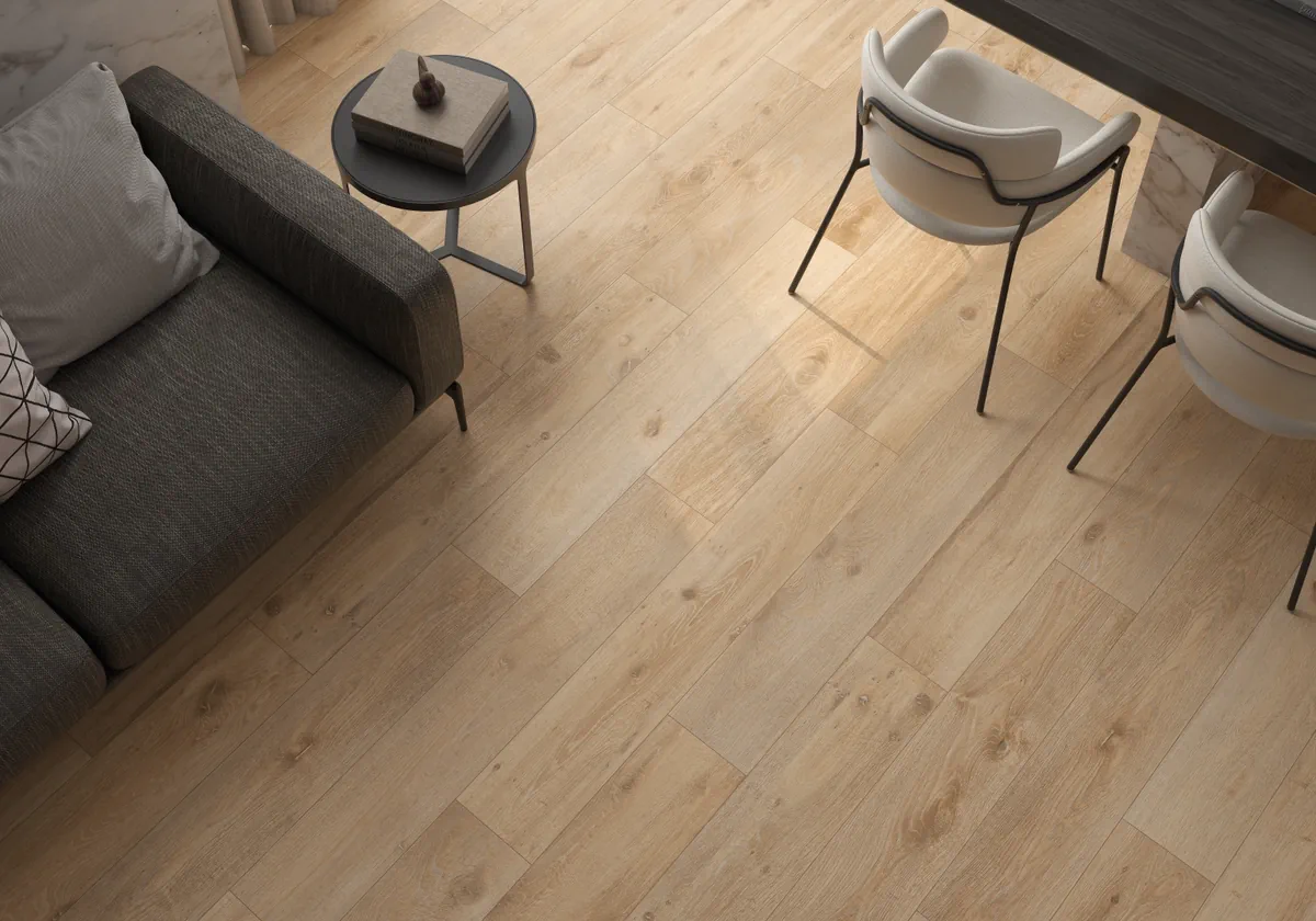 Gres Kerben NATURWOOD efekt drewno - aranzacja w przestronnym holu