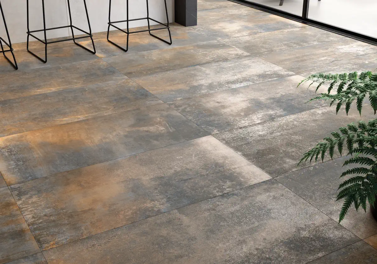 Gres Kerben UNIVERSE efekt metal - aranzacja w przestronnym holu
