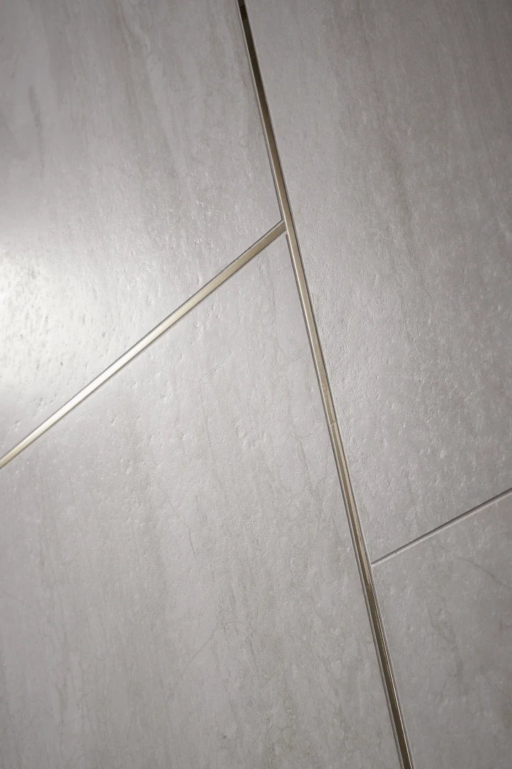 Gres Kerben LUXURY efekt marmur - aranzacja w przestronnym holu