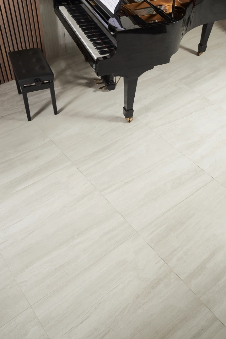 Gres Kerben LUXURY efekt marmur - aranzacja w strefie dziennej z duzymi przeszkleniami