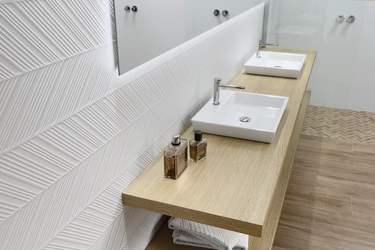 Gres Kerben SUPERWHITE efekt kolor - aranzacja w korytarzu z naturalnym swiatlem